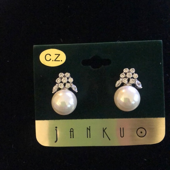 Stunning Pearl with Cubic Zirconia Earrings-boutique - Picture 1 of 6